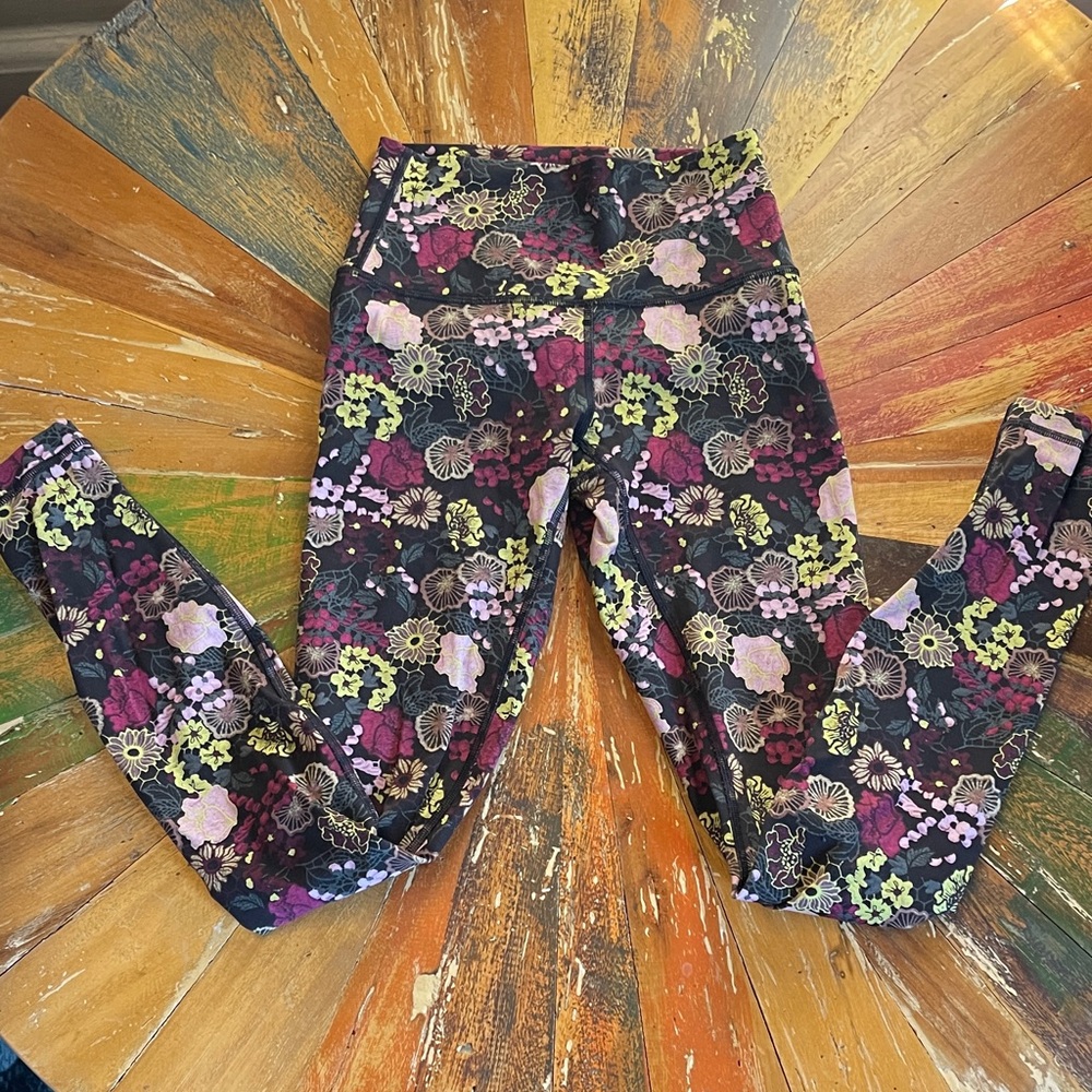 Lululemon Wonder Under 28” Leggings, size 2